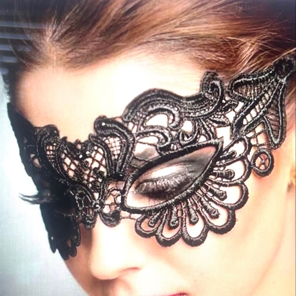 Women's embroidered Lace mask. NEW ITEM - Picture 2 of 3